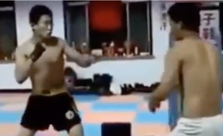 VIDEO: Võ sĩ nghiệp dư nhận cái kết đắng vì khiêu chiến nhầm đối thủ