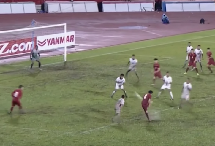 VIDEO: 'Tiền vệ tài hoa nhất Việt Nam' ghi 3 siêu phẩm giống nhau khó tin
