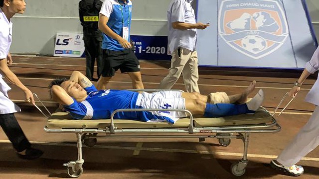 VIDEO: 'Iniesta đất Mỏ' dính chấn thương gãy chân kinh hoàng