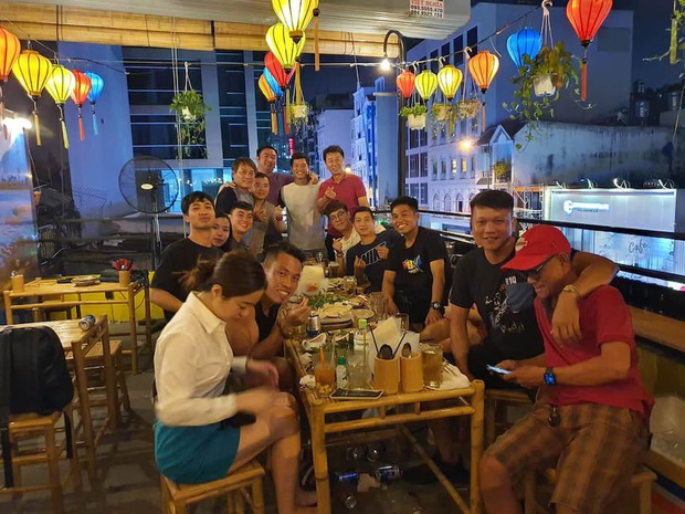 Công Phượng và vợ tri ân 'thầy cũ' Chung Hae Seong