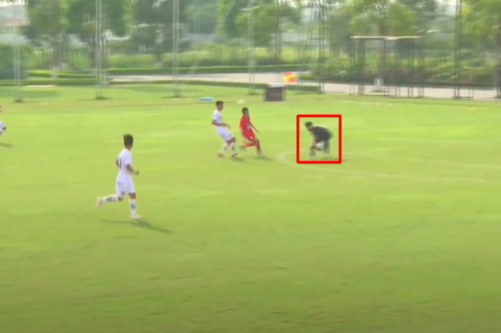VIDEO: Quên mình là thủ môn, sao trẻ Việt Nam 'đi vào lòng đất'