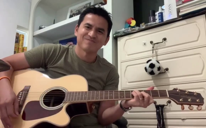 VIDEO: Kiatisak gây sốt khi hát 'Đôi mắt Pleiku' ngày ra mắt HAGL
