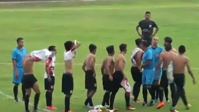 VIDEO: Chán đá bóng, cầu thủ và trọng tài Iraq hỗn chiến kinh hoàng