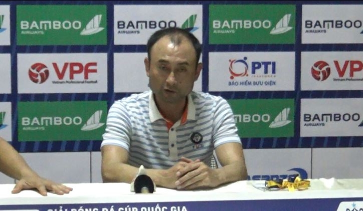 HAGL coach Lee Tae-hoon gently warns Xuan Truong after coming back from Buriram
