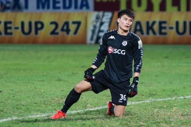 Vietnam U22 goalie Bui Tien Dung: “It’s not a successful season for me”