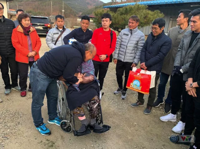 Park Hang-seo visiting his 97-year-old mother bursts into tear