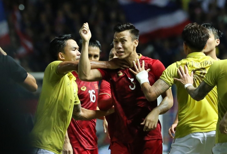 Báo Thái Lan: 'Văn Hậu ăn vạ, Văn Toàn như đứa trẻ chạy đi mách cô giáo'