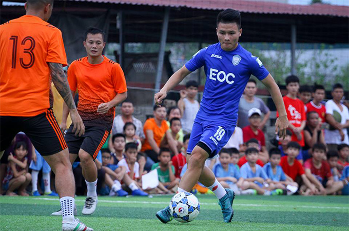VIDEO: Quang Hải và Văn Hậu thể hiện đẳng cấp trên sân Phủi