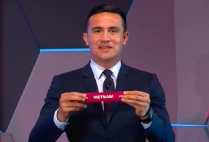 VIDEO: Khoảnh khắc Tim Cahill bốc lá thăm gọi tên ĐT Việt Nam 