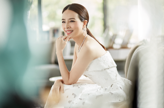 Vẻ sang trọng và quý phái của nữ chủ tịch CLB Thái Lan