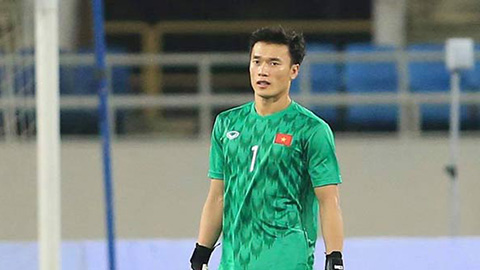 VIDEO: Bùi Tiến Dũng làm nản lòng chân sút của U22 UAE