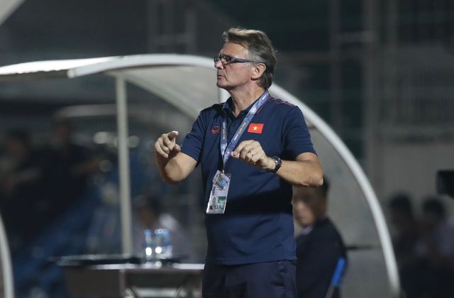 HLV U19 VN: 'Tôi không thể hài lòng với thế trận và tỷ số'