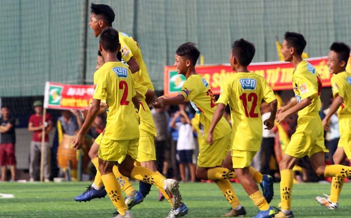 VIDEO: U12 SLNA sút xa như 'bắn đại bác' vào khung thành