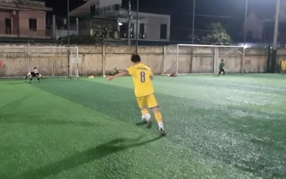 VIDEO: U12 SLNA vuốt bóng ở khoảng cách 18m 'căng như kẻ chỉ'