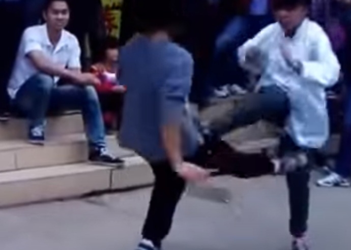Hai nữ võ sĩ thách đấu Vịnh Xuân Quyền nhưng chuyển qua giật tóc, kéo áo