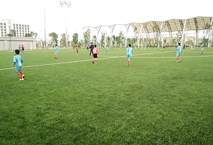 VIDEO: Cầu thủ Phù Đổng nhận thẻ đỏ trực tiếp sau pha tung cước thô bạo
