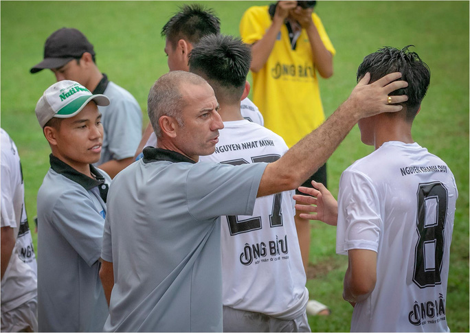 Thầy trò HLV Guillaume Graechen giành quyền vào VCK U17 QG