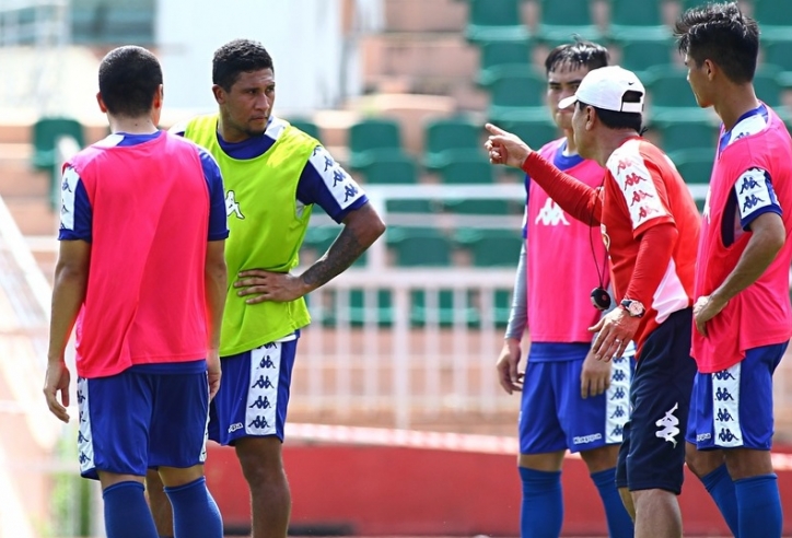 'Ngoại binh triệu đô' gây khó khăn cho HLV Chung Hae Seong