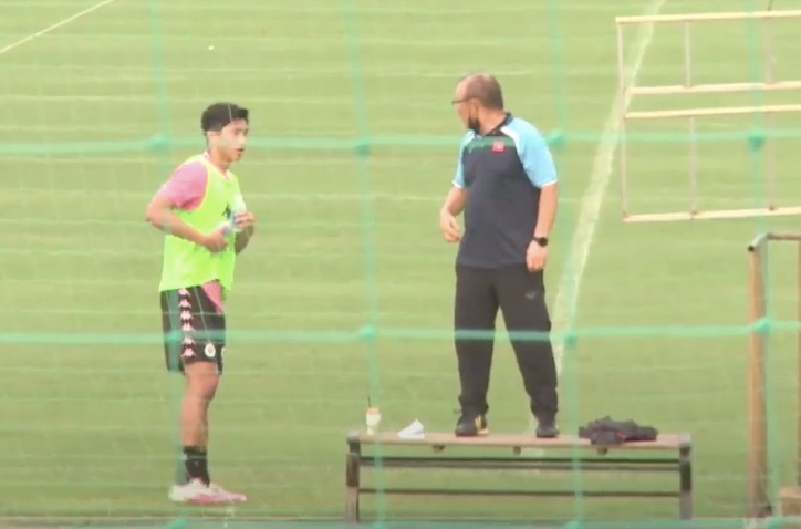VIDEO: Văn Hậu bất ngờ xuất hiện ở trận đấu nội bộ U22 Việt Nam