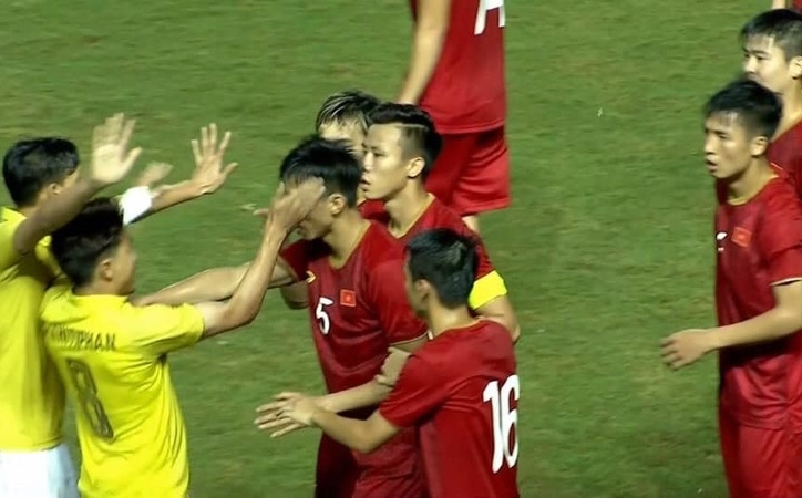 VIDEO: Văn Hậu lĩnh trọn cái tát 'oan ức' từ Thitiphan
