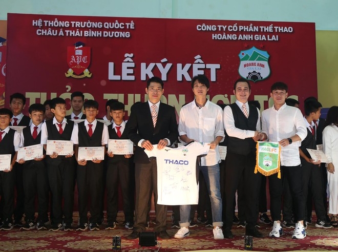 Tuấn Anh, Minh Vương tham dự Lễ khai giảng đặc biệt của HAGL