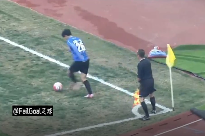 VIDEO: Quả đá phạt góc 'có 1 không 2' và cái kết bất ngờ