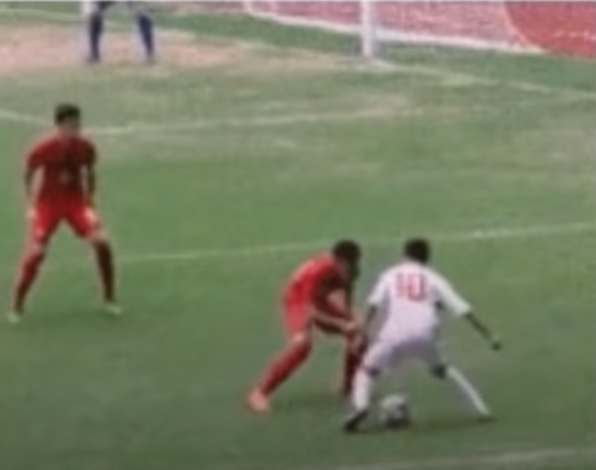 VIDEO: Cầu thủ đảo chân như 'rang lạc' và cái kết 