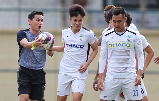 Kiatisak: 'V-League tạm dừng giúp tôi hiểu cầu thủ HAGL hơn'