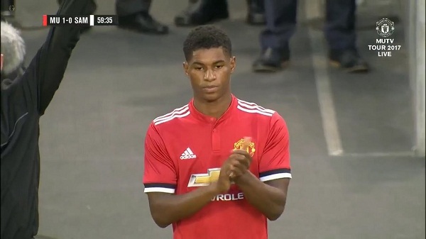 VIDEO: Rashford khéo léo biến Carvajal thành gã hề