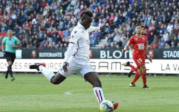 Balotelli đóng vai người hùng với siêu phẩm vào lưới Rennes