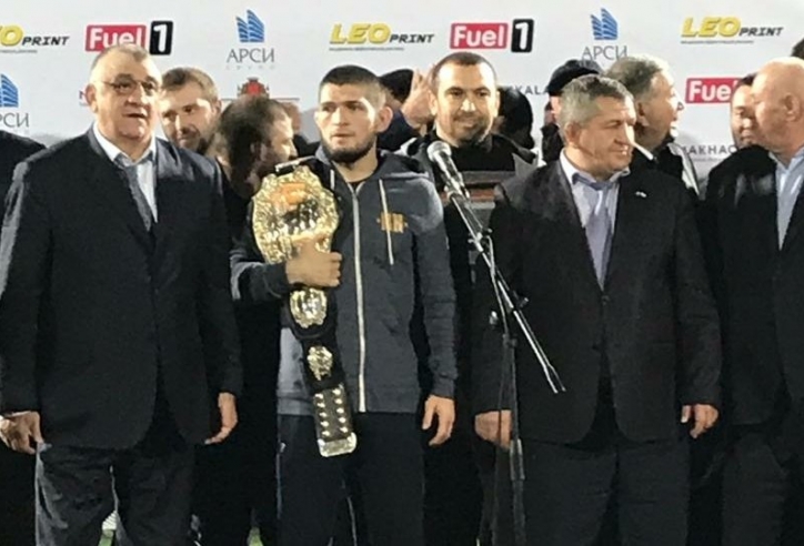 Đối mặt với lệnh cấm, Khabib vẫn được chào đón như người hùng ở quê nhà 