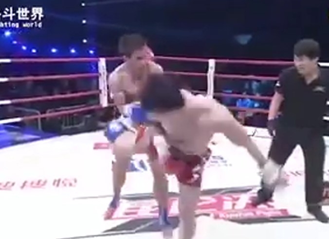 Kinh ngạc võ sĩ Trung Quốc tung đòn đá vỡ bảo hộ hạ bộ đối thủ