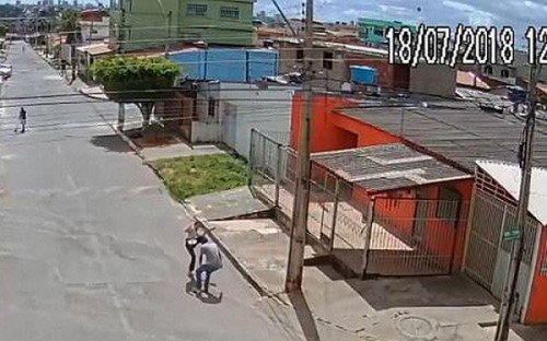 VIDEO Cướp nhầm nữ võ sĩ, thanh niên ăn đòn đau đớn