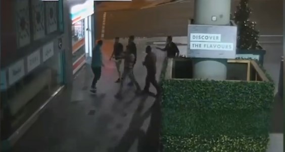 VIDEO: Đơn thương độc mã, thanh niên dùng Muay Thái hạ gục 5 đối thủ