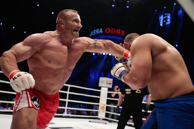 VIDEO: Người đàn ông khỏe nhất thế giới hủy diệt đối thủ trên sàn MMA