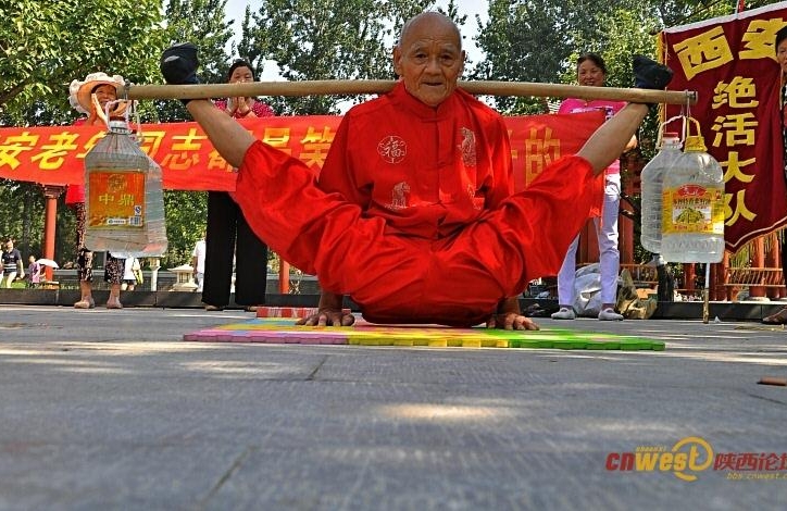 Công phu đáng kinh ngạc của những lão niên người Trung Quốc