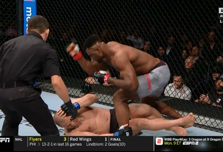 VIDEO Cain Velasquez gục ngã trước Francis Ngannou chỉ sau 26 giây 