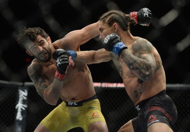 VIDEO: Cựu vương Renan Barao 'sập nguồn' sau combo của Luke Sanders
