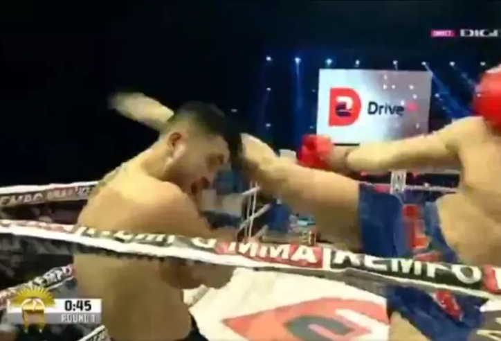 VIDEO: Võ sĩ ra đòn đá 'lốc xoáy' đổ gục đối thủ ngay lập tức