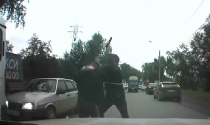 VIDEO Bị tấn công, võ sĩ MMA thể hiện kĩ năng tước súng bất ngờ