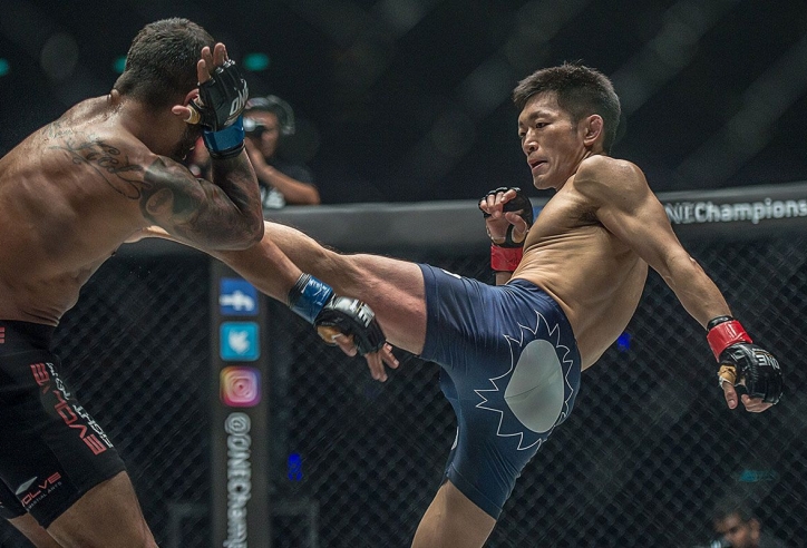Những người đồng đội của Yoshitaka Naito đã giúp anh vượt qua khó khăn như thế nào?