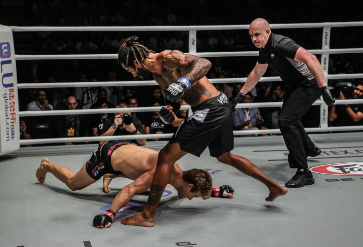VIDEO: Ngôi sao UFC Sage Northcutt lĩnh 1 đấm gục ngay tại chỗ ngày đầu ra mắt ONE Championship