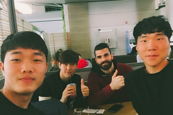 Xuân Trường 'tu sửa' diện mạo cùng đồng đội tại Gangwon FC