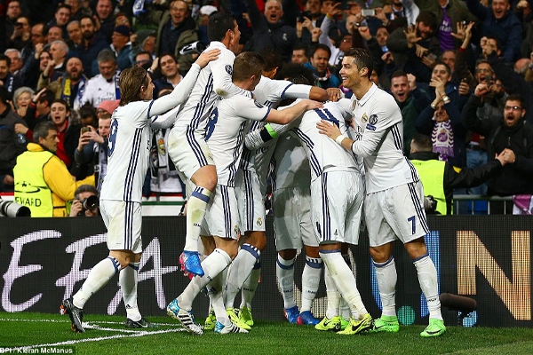 Real Madrid hạ đẹp Napoli với những siêu phẩm