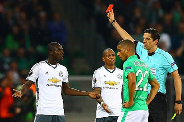 Bailly nhận thẻ đỏ, MU vào vòng 1/8 Europa League