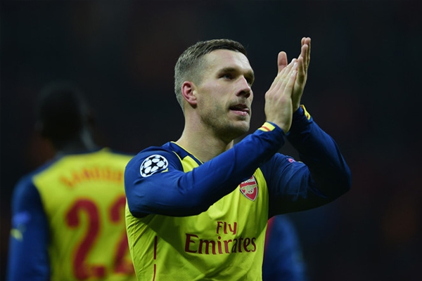 Cựu tiền đạo Arsenal sang Nhật chơi bóng