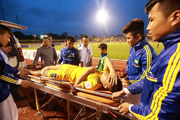 Cầu thủ SLNA vào viện sau trận đấu với HAGL