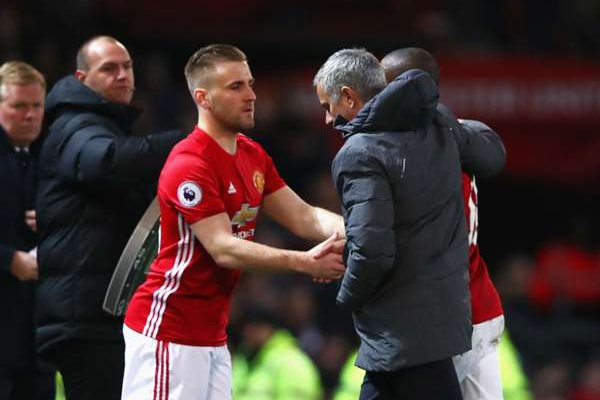 Mourinho tiếp tục cảnh báo Luke Shaw