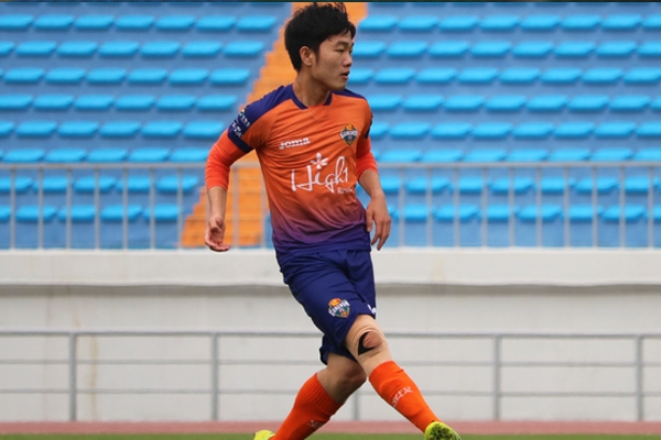 Xuân Trường đá chính, Gangwon thua đậm trước Seoul