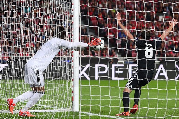 Rashford ghi bàn khó tin, MU giành ba điểm trước Benfica